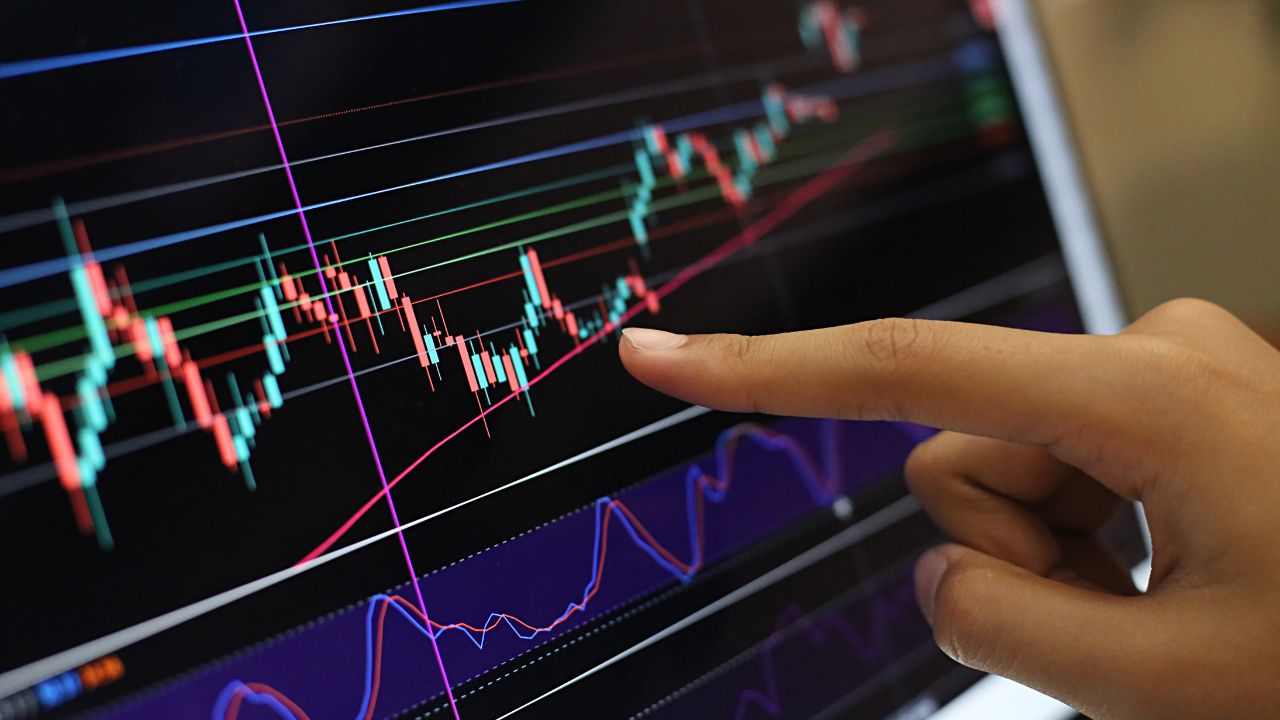 Read more about the article What are the benefits and drawbacks of day trading?